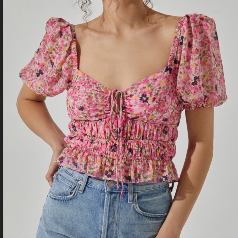ASTR The Label- Chic floral blouse w/ puff sleeves Cropped Size Lrg NWT